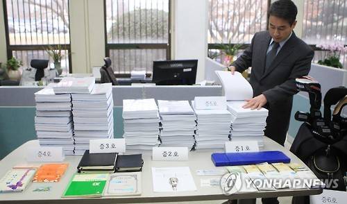 통관 편의 제공해 금품 받은 식약처 공무원들     (창원=연합뉴스) 박정헌 기자 = 수입식품 통관을 도와주는 대가로 금품을 받은 식약처 공무원과 이를 제공한 관세사, 수입업자가 무더기로 경남지방경찰청에 붙잡혔다. 사진은 경찰이 압수한 금품. 2016.1.28     home1223@yna.co.kr