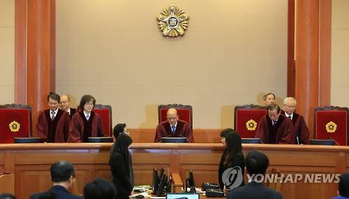 '국회선진화법' 권한쟁의 심판 공개변론 시작     (서울=연합뉴스) 홍해인 기자 = 박한철 헌법재판소장(가운데)과 헌법재판관들이 28일 오후 서울 재동 헌법재판소 대심판정에서 열린 '국회선진화법' 권한쟁의 심판청구 사건 공개변론을 위해 대심판정에 입장해 자리에 앉고 있다.