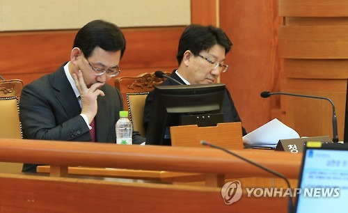 변론 자료 검토하는 '국회선진화법' 청구인 측     (서울=연합뉴스) 홍해인 기자 = 새누리당 권성동(오른쪽) 의원과 주호영 의원이 28일 오후 서울 저동 헌법재판소 대심판정에서 열린 '국회선진화법' 권한쟁의 심판청구 사건 공개변론에 청구인 자격으로 출석해 변론 시작 전 자료를 검토하고 있다.