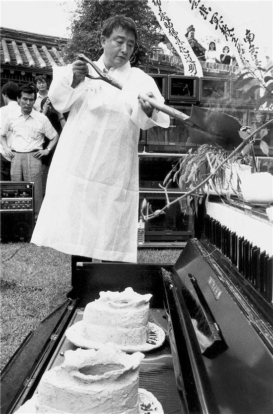 1990년 요셉 보이스를 추모하는 진혼굿 퍼포먼스 '늑대 걸음으로'를 벌이고 있는 백남준