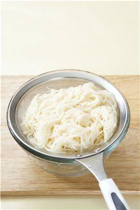 3. 끓는 물에 소면을 삶아서 찬물에 헹구어 건진다.