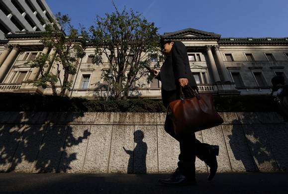일본은행 본부 앞을 행인이 지나가고 있다./블룸버그 제공