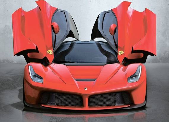 라 페라리는 일반인들은 엄두도 못 낼 가격이지만 돈이 있다고 살 수 있는 차도 아니다. 이미 페라리를 구입한 고객에 한해 판매하며, 이중에서도 라 페라리 사전공개 행사에 초청된 VVIP들에게 우선권이 주어졌기 때문이다. [사진 페라리]