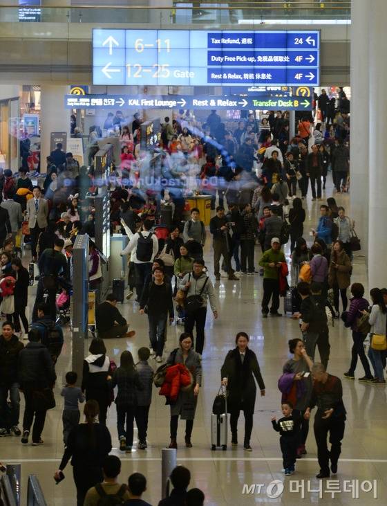 29일 저녁 인천국제공항 면세구역에서 환승객과 여행객들이 오가고 있다. 이날 인천국제공항에서 외국인 환승객이 비행기에 탑승하지 않고 잠적해 공항 당국이 수색에 나섰다.항공업계에 따르면 이날 베트남에서 인천을 경유 일본 나리타로 가는 항공기에 20대 베트남 남성이 환승하지 않았다. 2016.1.29/뉴스1  <저작권자 &copy; 뉴스1코리아, 무단전재 및 재배포 금지>