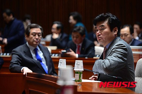 【서울=뉴시스】전신 기자 = 새누리당 원유철 원내대표가 29일 서울 여의도 국회 예결위회의장에서 열린 긴급 의원총회에서 굳은 표정으로 대화를 나누고 있다. 이날 더불어민주당 선거구 획정과 관련된 법안이 우선이라며 본회의 불참을 선언했다. 2016.01.29.   photo1006@newsis.com