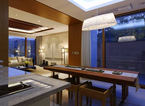 거실로 이어지는 주방 내부에 주문 제작된 식탁과 조명이 놓여 있다. /사진제공=ITM유이화건축사무소 (C)Shinichi Sato