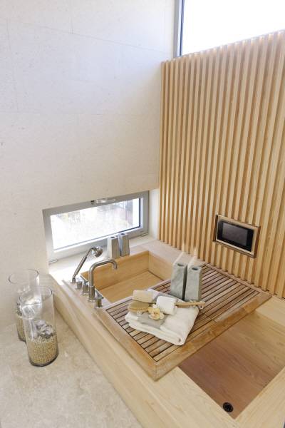 오보에힐스에는 세대마다 히노키(편백나무) 욕조가 설치돼 있다. 특히 사용자의 편의를 위해 골조 단계에서부터 욕조 바닥 부분만 낮게 시공해 턱을 낮춰놓았다. /사진제공=ITM유이화건축사무소 (C)Shinichi Sato