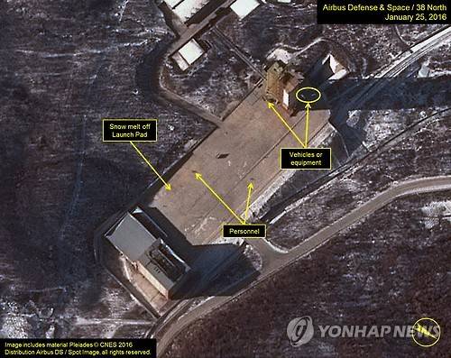 (워싱턴=연합뉴스) 미국 존스홉킨스대 국제관계대학원(SAIS) 산하 한미연구소가 운영하는 북한전문매체 '38노스'는 1월 25일과 18일, 그 이전에 촬영된 위성사진을 비교한 결과 북한 평안북도 동창리의 서해 발사장에서 장거리로켓 발사 준비로 의심되는 여러 가지 움직임이 관측됐고, 1주일 내에 북한이 로켓 발사를 감행할 가능성이 낮지만 1주일 내 발사가 불가능하다는 단정은 할 수 없다고 풀이했다. 2016년 1월 25일 촬영된 이 사진에서 노란 화살표가 새로 포착된 움직임을 가리키고 있다. 이 사진은 38노스가 민간위성업체인 에어버스 디펜스 앤드 스페이스의 제공을 받아 홈페이지에 게재했다. (에어버스 디펜스 앤드 스페이스, 38노스 공동 제공)
