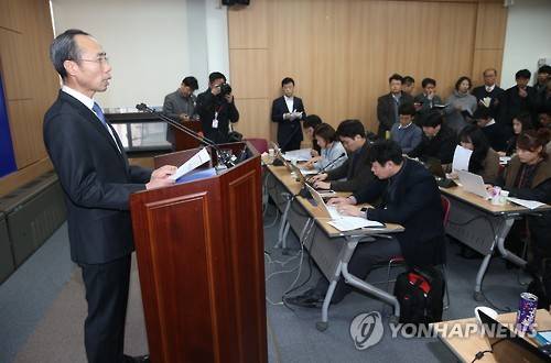 제4이동통신 사업자 출범 또 무산     (과천=연합뉴스) 서명곤 기자 = 조규조 미래부 통신정책국장이 29일 오후 과천 정부과천청사 기자실에서 기간통신사업 허가를 신청한 퀀텀모바일·세종모바일·K모바일 등 3개 법인의 사업계획서를 심사한 결과 3사 모두 허가적격 기준(70점)에 미달해 기간통신사업 허가대상법인을 선정하지 않았다고 밝히고 있다.       seephoto@yna.co.kr