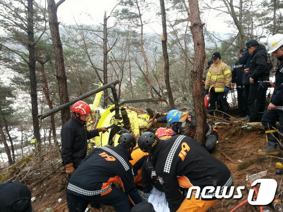 30일 오후 2시56분쯤 전북 김제시 금산면 모악랜드 앞 인근 야산에서 세진항공 소속 민간헬기가 추락해 구조대원들이 구조작업을 벌이고 있다. 경찰은 신고 접수를 받은 뒤 소방당국과 국정원 등 유관기관과 함께 정확한 상황을 파악하고 있다. 2016.1.30/뉴스1 © News1 김대웅