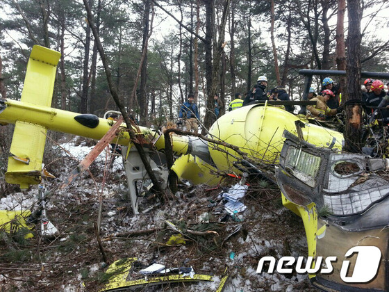 30일 오후 2시56분쯤 전북 김제시 금산면 모악랜드 앞 인근 야산에서 세진항공 소속 민간헬기가 추락해 구조대원들이 구조작업을 벌이고 있다. 2016.1.30/뉴스1 © News1 김대웅