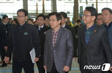 황교안 국무총리가 30일 인천공항 보안실태를 점검하기 위해 인천공항 보안검색대 현장으로 들어가고 있다.. 2016.1.30/뉴스1 © News1 송원영 기자