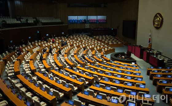 29일 서울 여의도 국회 본회의장에서 새누리당 의원들이 야당의 본회의 불참 소식이 전해지자 본회의장을 나서고 있다. 사진=뉴스1.