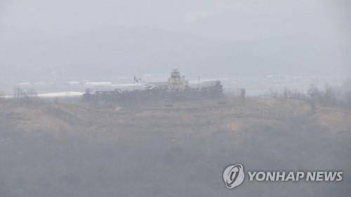 (서울=연합뉴스) 미국 통신사 AP가 29일(현지시간) '북한 DMZ'발로 북쪽에서 바라본 비무장지대와 판문점 풍경, 군인들과의 인터뷰를 영상과 함께 상세히 보도했다. 외국인 방문자가 갈 수 있는 언덕 위 벙커에는 DMZ의 전경과 함께 건너편에 있는 태극기와 유엔기가 펄럭이는 것이 보였다고 AP는 전했다. 사진은 APTN 화면 캡쳐. 2016.1.30 << APTN 화면캡쳐 >> seephoto@yna.co.kr