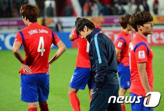 30일(현지시각) 카타르 도하 압둘라 빈 칼리파 스타디움에서 열린 2016 아시아축구연맹(AFC) U-23 챔피언십 결승 한국과 일본의 경기에서 3대2로 일본에 역전패를 당한 올림픽대표팀 신태용 감독과 선수들이 아쉬워하고 있다. 2016.1.31/뉴스1 © News1 (도하(카타르)=뉴스1) 손형주 기자