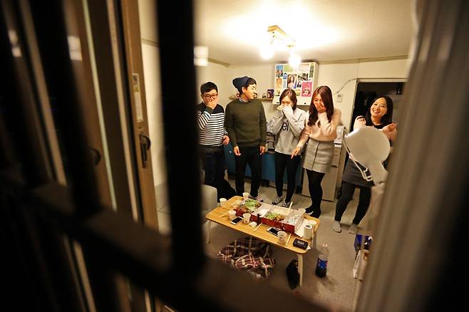 지난달 11일 서울 서대문구 창천동, 한 청년이 만든 공유공간인 ‘상상하는 모든 것이 이루어지는 공간(상모)’에서 청년들의 고민상담을 하는 청년 비영리단체 ‘좀 놀아본 언니들’ 회원들이 모여 새해 계획 등에 대해 논의하고 있다. 이정용 선임기자 lee312@hani.co.kr