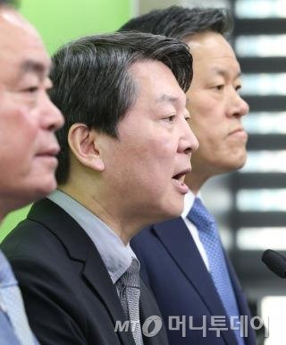 국민의당 안철수 의원이 31일 서울 마포당사에서 열린 기자회견에서 국회 파행에 관한 입장을 표명하고 있다. 국민의당은 이 자리에서 설연휴 전 새누리당, 더불어민주당, 국민의당이 함께하는 3당 민생정책회담을 제안했다. 2016.1.31/뉴스1  <저작권자 © 뉴스1코리아, 무단전재 및 재배포 금지>