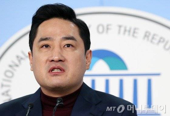 강용석 전 의원이 31일 오후 서울 여의도 국회 정론관에서 20대 총선 용산 출마선언을 하고 있다. 새누리당 서울시당의 입당 반대 입장에 직면한 강 전 의원은 당초 여의도 당사에서 기자회견을 하려다 경비를 서고 있던 경찰의 저지로 국회 정론관에서 용산 출마를 공식 선언했다. /사진=뉴스1