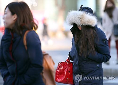 두꺼운 옷차림을 한 시민들이 광화문네거리를 지나고 있다. <<연합뉴스 자료사진>>