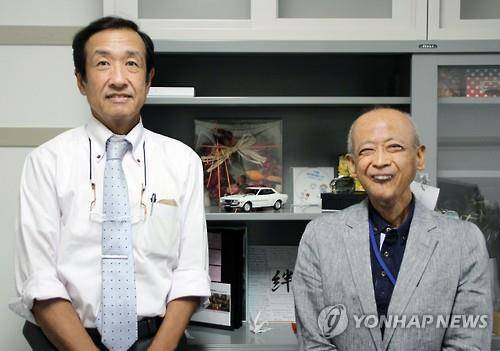 인공 혀를 개발한 오카야마(岡山)대 치학부(齒學部) 미나기 쇼고(皆木省吾, 왼쪽) 교수와 연구에 협력한 같은 대학 치학부 고자키 겐이치(小崎健一, 오른쪽) 교수의 모습 (교도=연합뉴스)