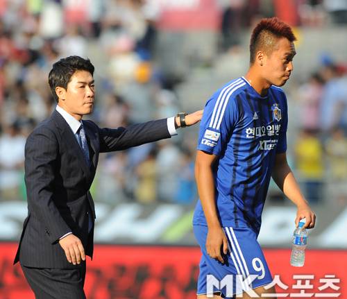 윤정환 감독은 2일 울산 선수단과 2차 전지훈련지인 일본 가고시마로 떠났다. 김신욱의 전북 이적이 사실상 확정한 상황이라 본격적으로 김신욱 흔적 지우기에 돌입해야 한다. 사진=MK스포츠 DB