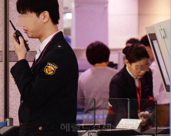 인천공항 보안검색 구역에서는 한 공간에도 서로 다른 용역업체 3곳에 소속된 직원들이 일하고 있다. 인천=박현구 기자/phko@heraldcorp.com