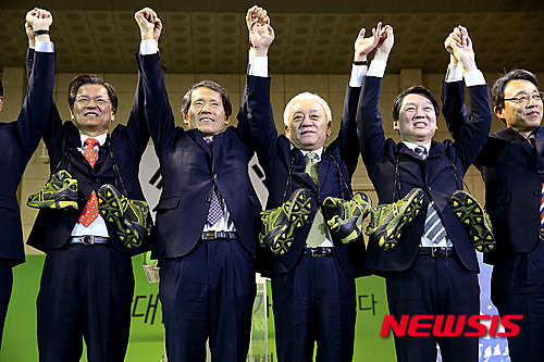 【대전=뉴시스】전신 기자 = 2일 오후 대전 한밭체육관에서 열린 국민의당 중앙당 창당대회에서 선임된 대표와 최고위원들이 당원과 국민을 향해 인사하고 있다.   왼쪽부터 천정배 공동대표, 한상진 창당준비위원장, 김한길 선거대책위원장, 안철수 공동대표, 김성식 최고위원. 2016.02.02.   photo@newsis.com