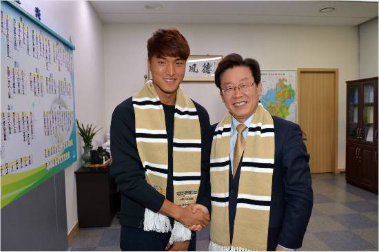 K리그 클래식 성남FC의 이재명 구단주(사진 오른쪽)와 김동준이 포즈를 취하고 있다 (사진 제공/성남FC)