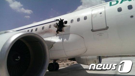 소말리아 상공에서 폭발로 비상착륙한 다알로항공 여객기의 기체 사진. (미국의소리(VOA) 하룬 마루프 트위터) © News1