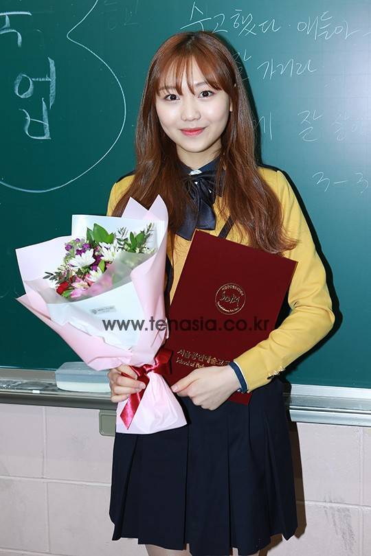 러블리즈 류수정이 졸업장을 들고 미소를 짓고 있다.