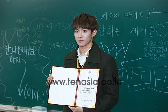 세븐틴 도겸이 졸업식에 참석하고 있다.