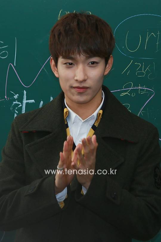 세븐틴 도겸이 졸업식에 참석하고 있다.