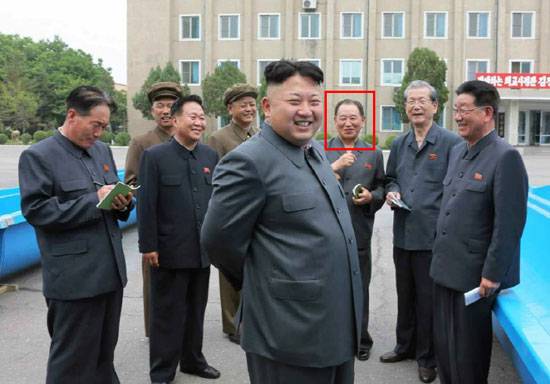 지난 2014년6월 인민복차림으로 김정은 국방위 제1위원장을 수행한 김영철 군 정찰총국장 [사진=노동신문]