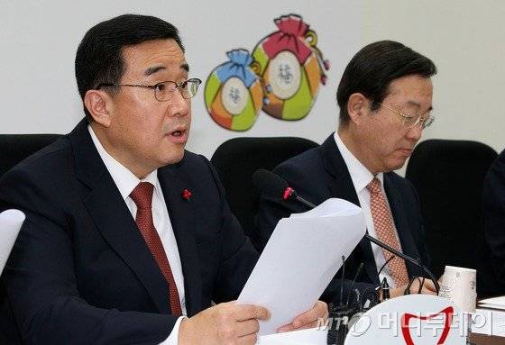 새누리당 김정훈 정책위의장이 4일 서울 여의도 국회에서 열린 20대 총선 새누리 공약 발표 기자간담회에서 의료비 부담 완화와 가계금융부담 완화, 노후부담 완화 등을 골자로 한 총선 정책공약을 발표하고 있다. 2016.2.4/뉴스1