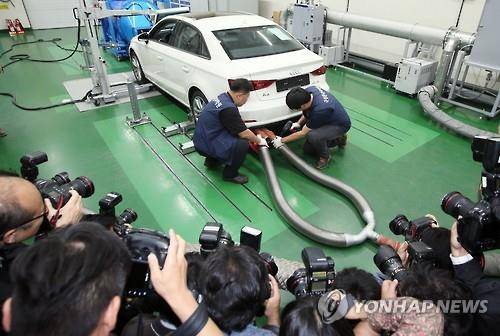 배출가스 저감장치 조작으로 미국의 리콜 명령을 받은 독일 폴크스바겐 아우디 A3 차량이 2015년 10월 1일 오후 인천시 서구 국립환경과학원 교통환경연구소에서 배출가스 인증검사를 받고 있다.(연합뉴스 자료사진)