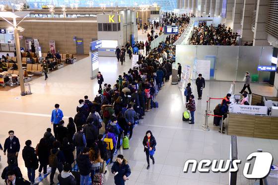 설 연휴를 하루 앞둔 5일 오전 인천국제공항 출국장이 해외여행을 떠나는 인파로 북적이고 있다.2016.2.5/뉴스1 © News1 이광호 기자