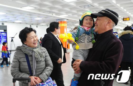 5일 제주국제공항 대합실에서 할아버지 할머니가 손주를 만나 반가워하고 있다.2016.2.5/뉴스1 © News1 이석형 기자