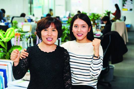 4일 경기도 이천시 창천동 삼성생명 설봉지점 사무실에서 우연재 팀장(왼쪽)과 딸 김민진씨가 파이팅을 외치고 있다. 곽경근 선임기자