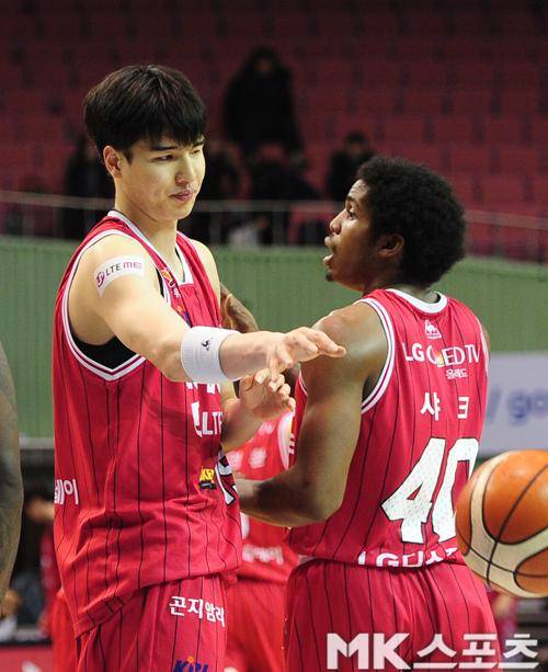 김종규와 샤크 맥키식. 사진=MK스포츠 DB