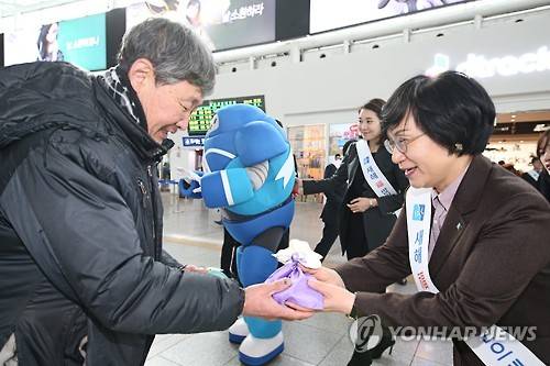 권선주 IBK기업은행장, '복 많이 받으세요!'    (서울=연합뉴스) 권선주 IBK기업은행장(오른쪽)이 5일 서울역 내 IBK서울역환전센터 앞에서 귀성객들에게 복주머니를 주며 귀성인사를 하고 있다. 2016.2.5 << IBK기업은행 제공 >>
