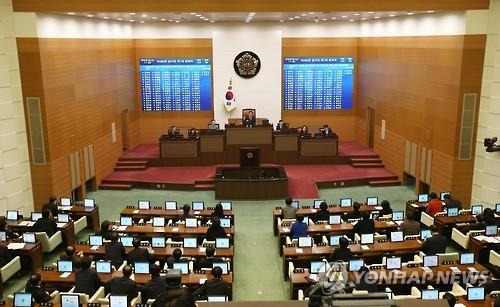(서울=연합뉴스) 신준희 기자 = 5일 오전 서울시의회에서 열린 임시회에서 유치원 누리과정 예산 1008억원, 어린이집 누리과정 예산 1513억원을 증액 편성안이 통과됐다. 서울시교육청이 지난해 제출했던 유치원 누리과정 예산 2521억원을 나눈 것으로 각 4.8개월 분이다. 2016.2.5