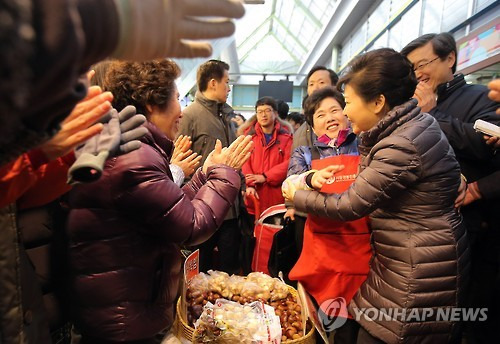 포옹하는 박 대통령     (인천=연합뉴스) 이정훈 기자 = 박근혜 대통령이 설 연휴를 앞둔 5일 오후 인천 서구 정서진 중앙시장을 방문, 상인들과 포옹을 하는 등 인사를 나누고 있다.