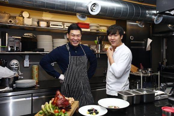 이찬오 셰프와 이유석 셰프. 압구정동 심야 식당 루이쌍끄의 이유석 셰프가 청담동 마누테라스의 주방에 애저를 들고 찾아왔다./사진=조인원 기자