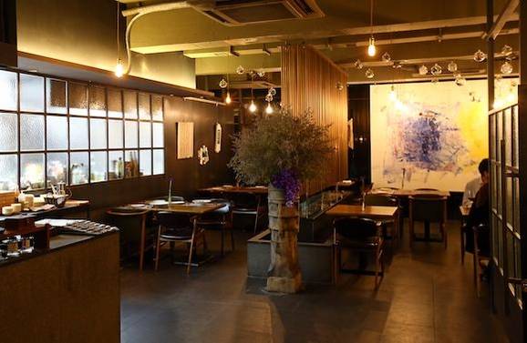 40평 남짓 32석의 마누테라스 곳곳에는 화가로서 이찬오의 재능이 빛을 발한다. 오른쪽 벽면을 채운 그림도 이찬오의 작품. 좀더 캐주얼한 외부 테라스 공간은 새벽 2시까지 영업한다./사진=조인원 기자