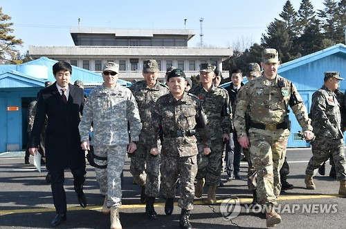 한미 군수뇌부, JSA 동반방문     (서울=연합뉴스) 이순진 합참의장과 커티스 스캐퍼로티 한미연합사령관이 6일 판문점 공동경비구역(JSA)을 방문해 북한의 장거리 로켓(미사일) 발사 위협에 대응한 강력한 한미 연합방위태세를 점검하고 있다.   << 합참 제공 >>