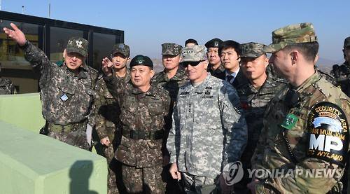 한미 군수뇌부, JSA 동반방문 (서울=연합뉴스) 이순진 합참의장과 커티스 스캐퍼로티 한미연합사령관이 6일 판문점 공동경비구역(JSA)을 방문해 북한의 장거리 로켓(미사일) 발사 위협에 대응한 강력한 한미 연합방위태세를 점검하고 있다. << 합참 제공 >>