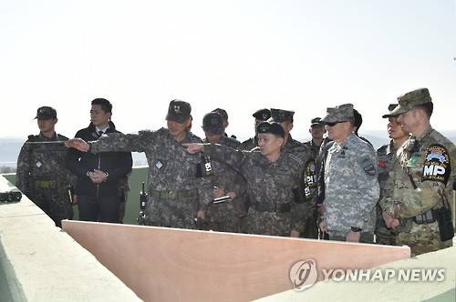 한미 군수뇌부, JSA 동반방문 (서울=연합뉴스) 이순진 합참의장과 커티스 스캐퍼로티 한미연합사령관이 6일 판문점 공동경비구역(JSA)을 방문해 북한의 장거리 로켓(미사일) 발사 위협에 대응한 강력한 한미 연합방위태세를 점검하고 있다. << 합참 제공 >>