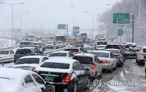 언제 가나?…폭설로 꽉 막힌 귀성·귀경길     (강릉=연합뉴스) 유형재 기자 = 설 연휴 첫날인 6일 강릉을 비롯한 강원 동해안에서 폭설이 내리자 영동고속도로 강릉 나들목 입구에서 귀경차와 귀성차가 미끄러운 눈길에 뒤엉켜 혼잡을 빚고 있다. 2016.2.6     yoo21@yna.co.kr