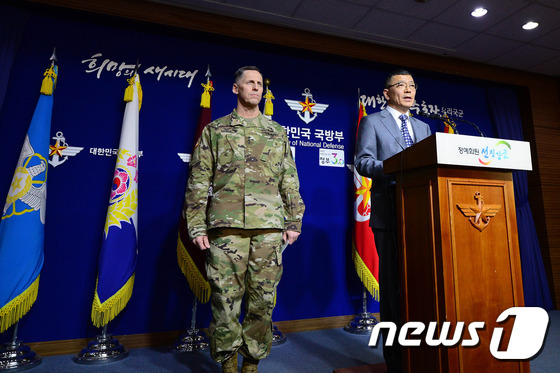 류제승 국방정책실장과 토마스 S. 벤달 미8군 사령관이 7일 오후 서울 용산구 국방부 브리핑실에서 북한 장거리 미사일 발사 관련해 군사적 조치에 대한 브리핑을 하고 있다. 2016.2.7/뉴스1 © News1 임세영 기자
