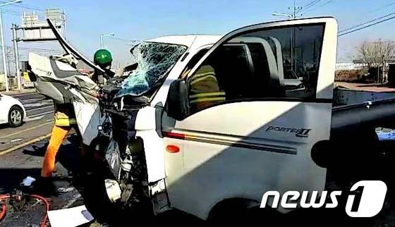 (평택=뉴스1) 최대호 기자 = 7일 오전 10시40분께 경기 평택시 진위면 비행장사거리에서 시내버스가 일가족 5명이 탄 1t 화물차량을 들이받아 2명이 숨지고 8명이 크고작은 부상을 입었다. © News1